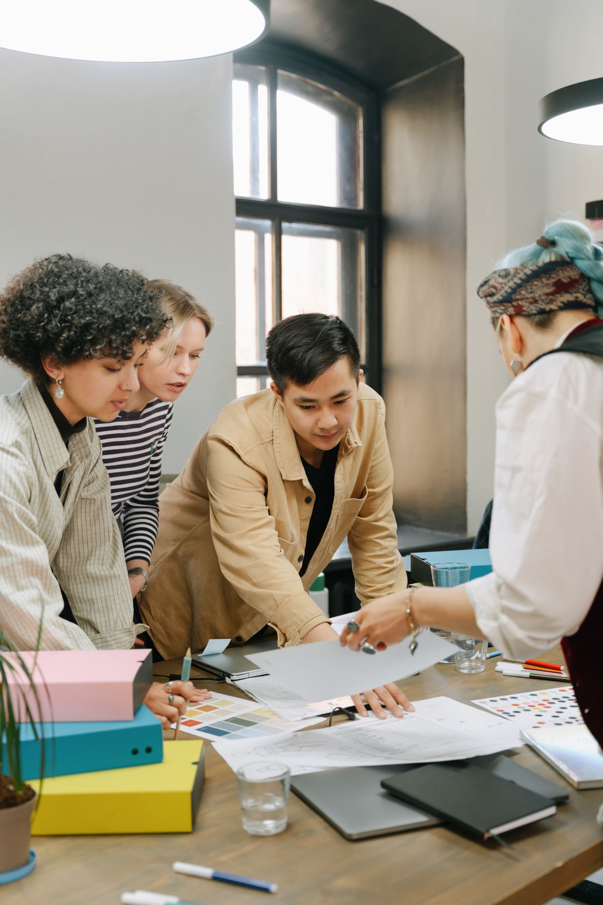 Collega's overleggen aan tafel