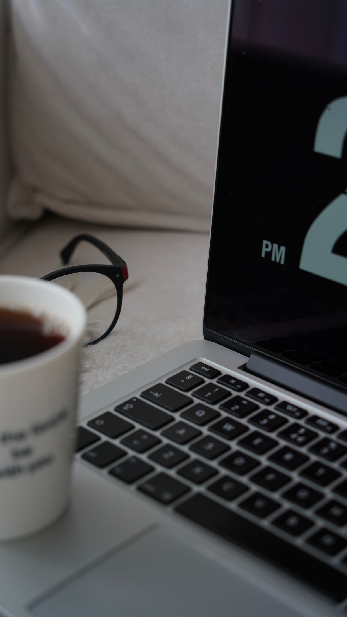 Bureau met laptop en koffie
