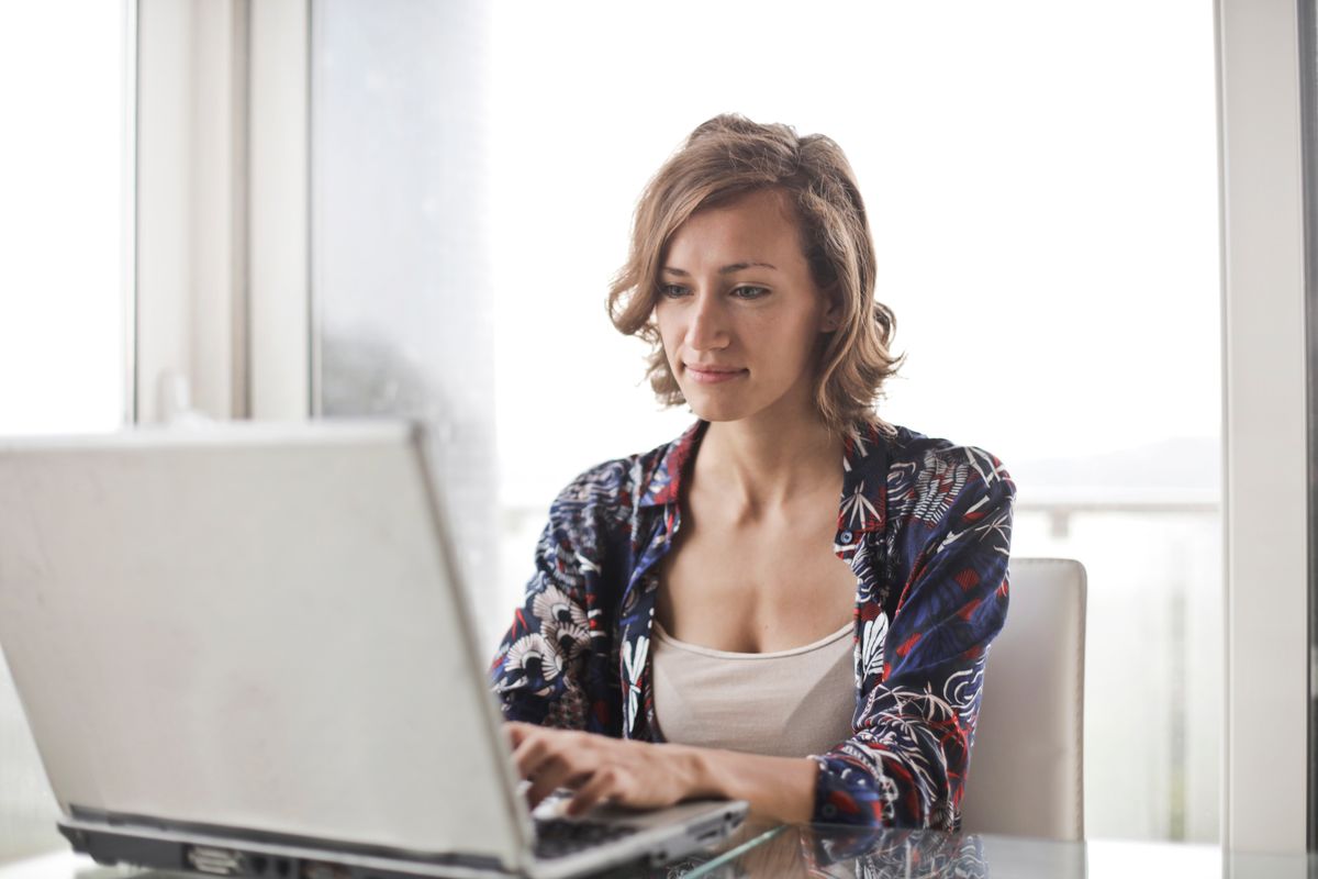 Vrouw leert thuis op haar laptop