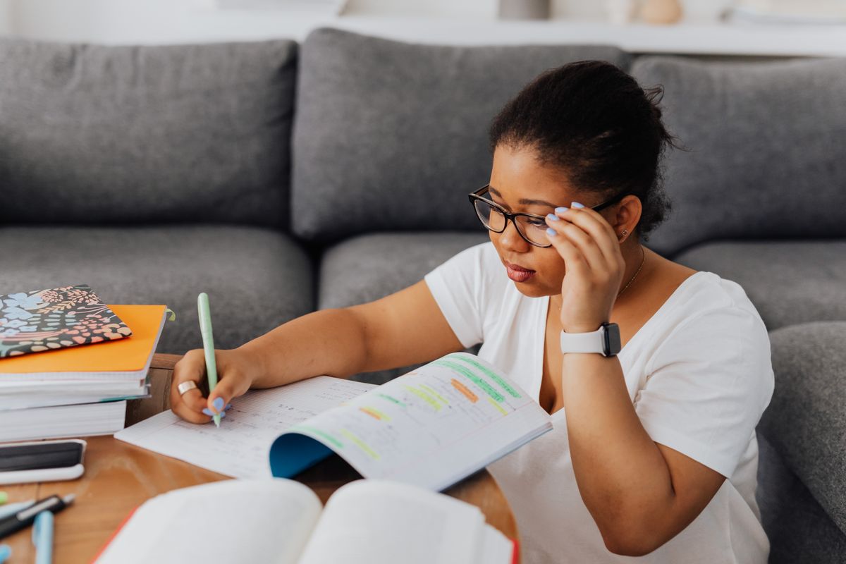Vrouw studeert thuis met een boek