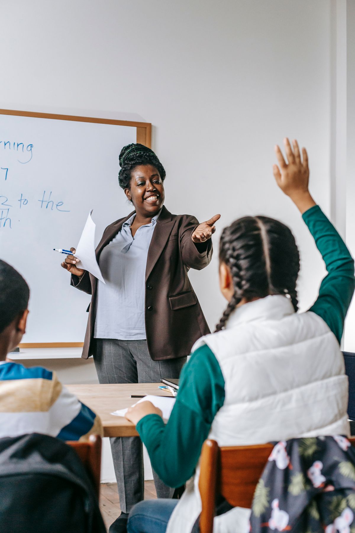 Docent voor een klas volwassenen